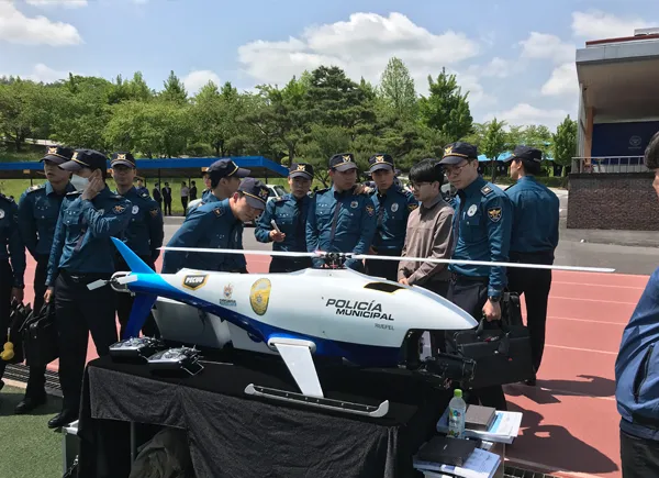 경찰학교에서 시제품 시연중